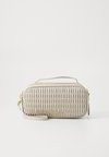RUCHED CROSSBODY CAMERA BAG - Håndveske - chateau