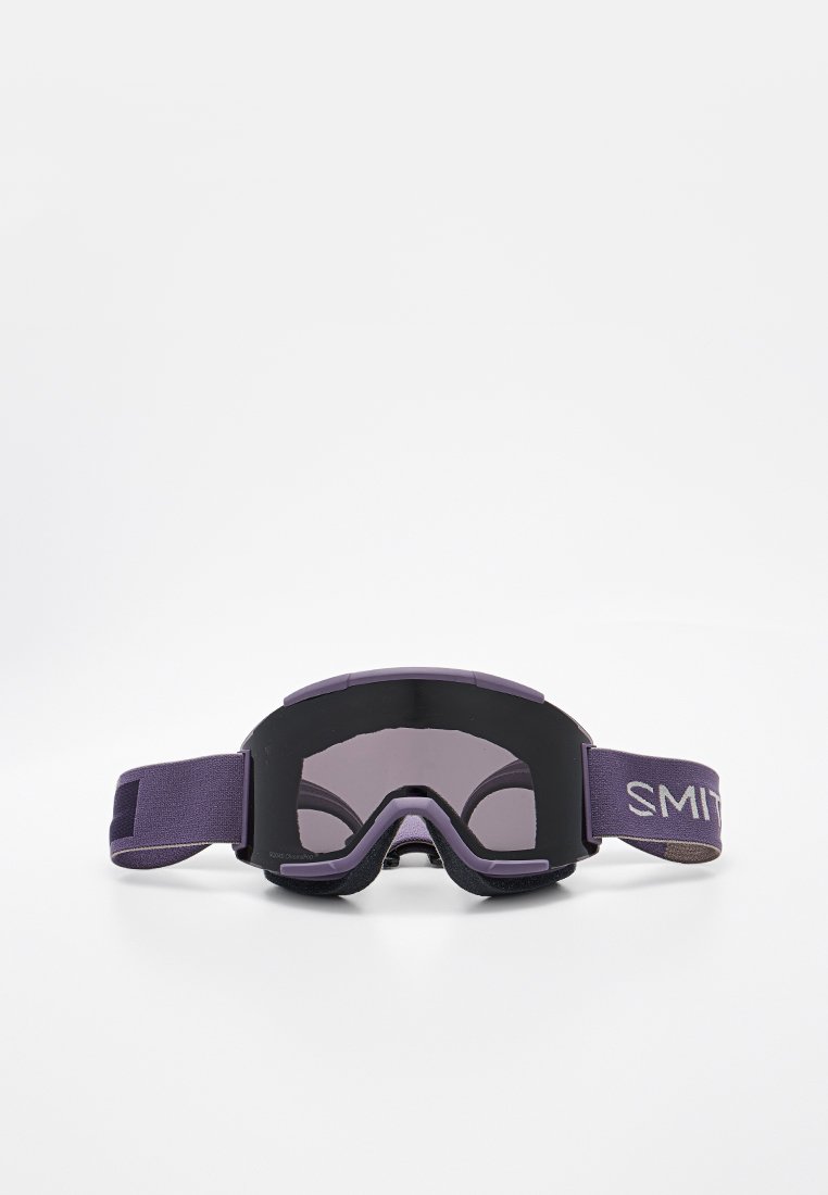 Skibrille mit schwarzem Rahmen, lila Riemen mit "SMITH" Branding und getönten Linsen. Weiche Schaumstoffpolsterung für Komfort.