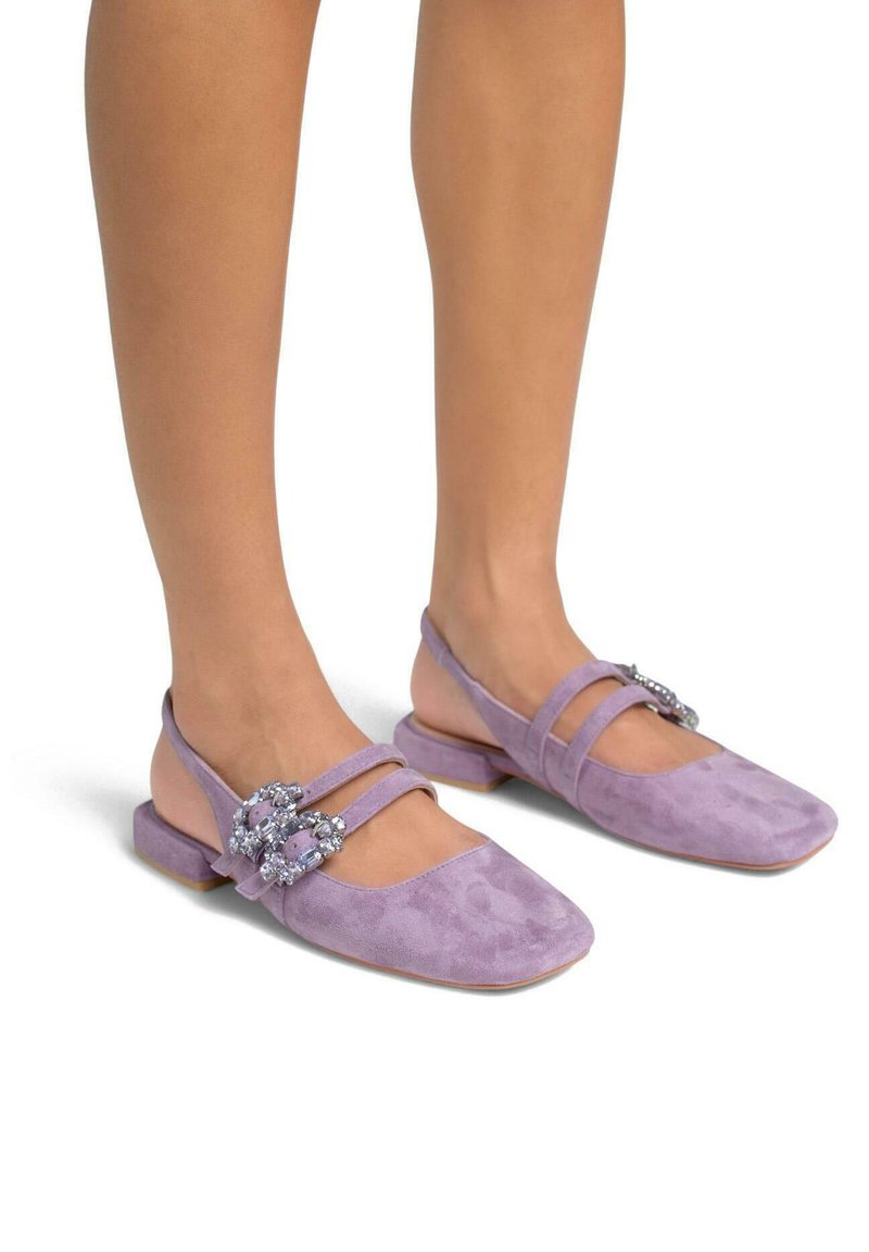 Scarpe in suede viola con tacco piatto, dotate di due cinturini e una fibbia decorata con gioielli. Design a punta quadrata e morbida texture.