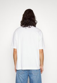 Calvin Klein Jeans MONOLOGO TEE UNISEX - Camiseta estampada - bright white