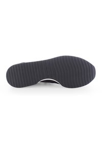 Schwarze Gummisohle mit horizontalen Rillen und strukturiertem Muster. Abgerundetes Zehendesign mit leichtem Bogen an der Ferse.
