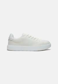 Hellbeige Leinen-Sneaker mit weißer Gummisohle, runder Zehenpartie und Schnürdesign. Mit Logodetails an der Ferse und glatter Textur.