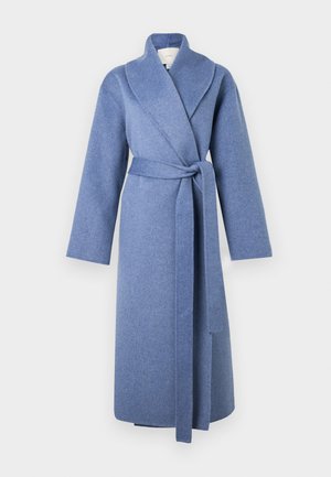 Garšīgs zils vilnas apmetnis ar plašu apkakli un pašsienamu jostu, attēlots uz baltā fona.