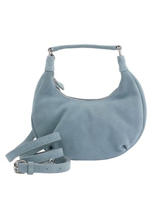 Sac à main en daim bleu clair avec une forme arrondie, fermeture éclair, poignée courte et bandoulière amovible et réglable. Texture lisse et quincaillerie minimale.