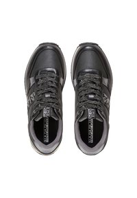 Sneakers neri con parte superiore in pelle sintetica e tessuto, lacci testurizzati, collare imbottito e soletta marchiata, con accenti grigi.