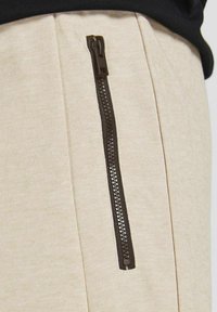 Jack & Jones STAIR  - Pantaloni sportivi - oxford tan