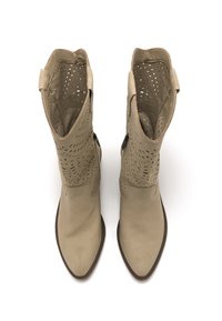 Botines beige hasta el tobillo con un diseño de parte superior perforada, punta afilada, textura suave y suelas marrones. Presenta patrones de cortes consistentes.