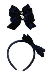 Accessori per capelli in velluto blu navy, inclusi un cerchietto e due fiocchi con bottoni a forma di cuore. I fiocchi presentano ampi anelli e code.