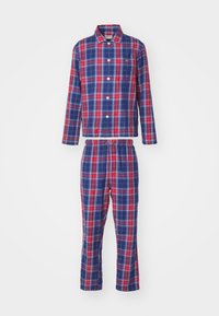 Conjunto de pijama de cuadros que incluye una parte superior de botones de manga larga y pantalones a juego. Los colores incluyen azul, rojo y blanco con un patrón de cuadros clásico.