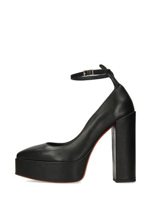 Černá kožená platforma vysoký podpatky s kotníkovým páskem a stříbrnou sponou, silným blokovým podpatkem a zaoblenou špičkou.