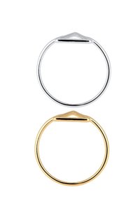 Zwei minimalistische Ringe: einer aus Silber und einer aus Gold. Jeder Ring hat ein dünnes Band und ein dreieckiges Design oben, das saubere Linien und einfache Eleganz betont.