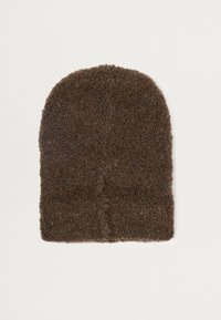 Bonnet en tricot marron avec une surface douce et texturée. Il présente une couronne arrondie et un ajustement confortable. Design simple sans embellissements supplémentaires.