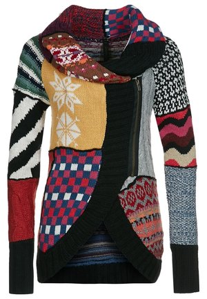 Pull en tricot patchwork coloré avec des motifs variés incluant des rayures, des carreaux, des flocons de neige, des vagues et une fermeture éclair diagonale sur le devant.