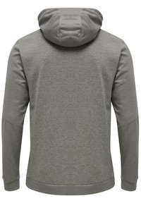 Sudadera con capucha gris con un patrón texturizado, mangas largas y puños acanalados. Presenta un dobladillo redondeado y una capucha ajustada.