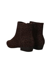 Bruine suède enkboots met een luipaardprint, voorzien van een zijrits en een lage gestapelde hak. Voorzien van een ronde neus.
