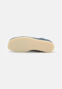 Clarks Originals WALLABEE - Sapatos de atacadores - blue