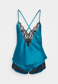 Camisola de satén color teal con ribete de encaje negro, que presenta un escote en V profundo y tirantes cruzados en la espalda, combinada con pantalones cortos a juego con bordes de encaje en forma de ondas.