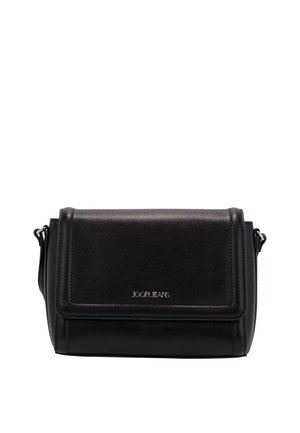 Schwarze rechteckige Lederschultertasche mit Klappverschluss und schmalem verstellbarem Riemen, mit silbernem JOOP! JEANS Logo vorne.