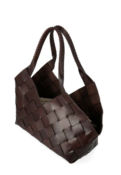 Borsa tote in pelle marrone intrecciata con due manici strutturati e apertura superiore senza chiusura. Caratterizzata da un corpo rettangolare con interno spazioso.