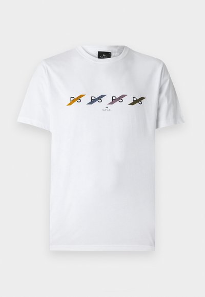 Λευκό βαμβακερό μπλουζάκι με οριζόντιο σχέδιο λογότυπου που διαθέτει πολύχρωμες διαγώνιες γραμμές σε κίτρινο, μπλε, μωβ και πράσινο.