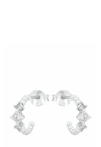 Pendientes de aro de plata con textura de cuentas, que presentan múltiples piedras preciosas redondas y transparentes dispuestas de manera decorativa.