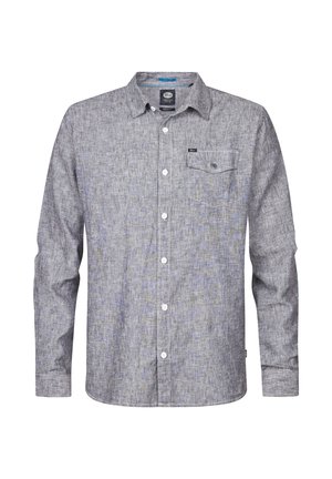 Camisa de manga larga a rayas grises y azules con cuello abotonado, bolsillo frontal, botones blancos y tejido texturizado.