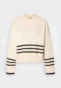 Crème-kleurige cropped trui met zwarte horizontale strepen. Heeft een ronde halslijn en geribde manchetten. Gemaakt van een zacht gebreid materiaal.