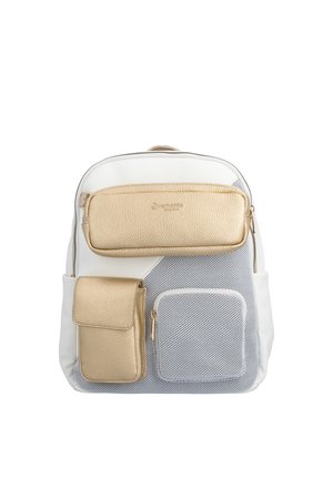Sac à dos en tissu maille blanc et gris, équipé de trois poches avant beige avec fermetures éclair et rabats, sur fond blanc.