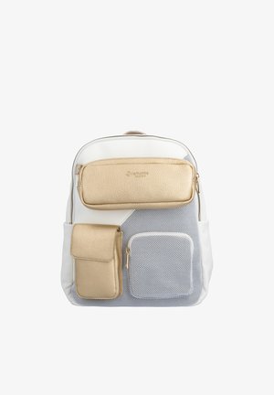 Sac à dos en tissu maille blanc et gris, équipé de trois poches avant beige avec fermetures éclair et rabats, sur fond blanc.