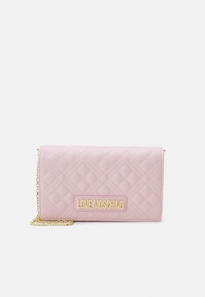 Petit sac en cuir matelassé rose clair avec bandoulière chaîne dorée et plaque logo dorée "Love Moschino" sur le rabat avant.