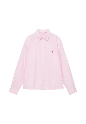 Hellrosa langärmliges Hemd mit Knöpfen, Kragen und kleinem roten Stickdetail auf der linken Brust.