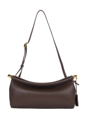 Ciemnobrązowa skórzana torba na ramię z regulowanym paskiem, złotymi okuciami i składanym klapą zamykającą.