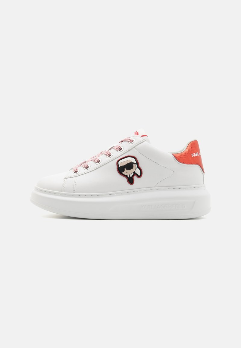 Bijele kožne tenisice s crvenim akcentima, debelim bijelim potplatom, uzorčastim vezicama i crtić grafikom sa strane. "Karl Lagerfeld" logo na peti.