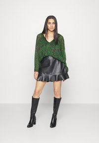 Vero Moda Petite VMCAROLINA - Blusa - black/carolina