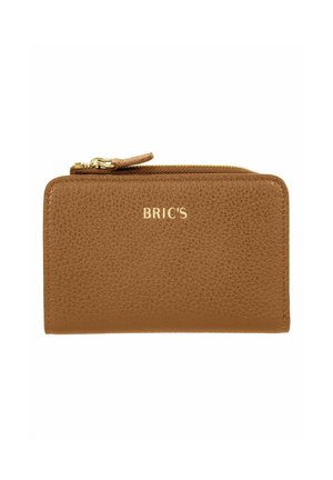 Portefeuille en cuir texturé marron avec le logo doré "BRIC'S", fermeture éclair, forme rectangulaire et accents lisses. Design compact et pratique.
