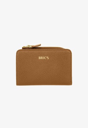 Portefeuille en cuir texturé marron avec le logo doré "BRIC'S", fermeture éclair, forme rectangulaire et accents lisses. Design compact et pratique.