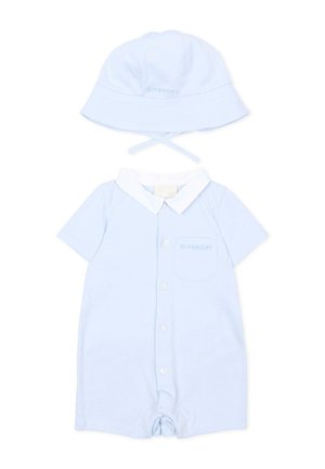 Tutina azzurra chiaro per neonato con colletto bianco e bottoni frontali, abbinata a cappellino a secchiello coordinato con cinturini sotto il mento e logo discreto del marchio.