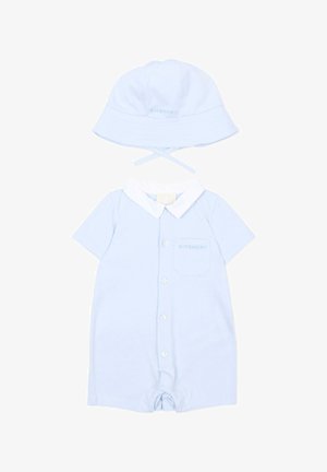 Tutina azzurra chiaro per neonato con colletto bianco e bottoni frontali, abbinata a cappellino a secchiello coordinato con cinturini sotto il mento e logo discreto del marchio.