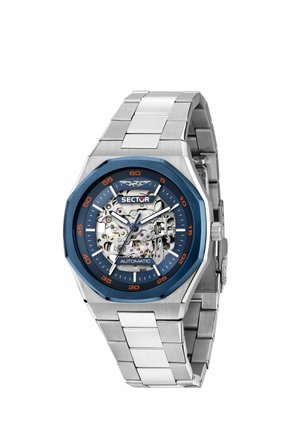 Orologio da polso in metallo argentato con quadrante scheletro aperto, dettagli blu e arancioni e movimento automatico visibile attraverso il quadrante trasparente.