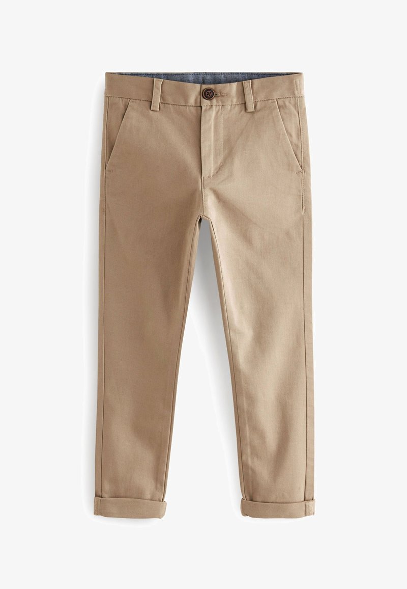 Pantaloni di cotone khaki con frontale piatto, due tasche laterali, risvolti e un bottone marrone in vita; texture liscia.