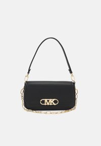 Borsa a tracolla in pelle nera con una catena dorata, dotata di pattina frontale e placca con logo. Texture liscia e forma rettangolare.