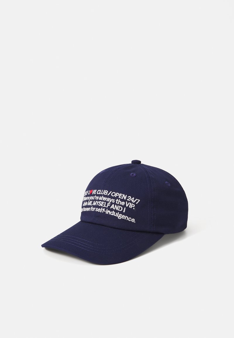 Navy baseball cap made of cotton, featuring embroidered text in white and red. Curved brim and adjustable strap at the back.