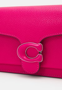 COACH COVERED CLOSURE TABBY CHAIN - Torba čez telo - dragonfruit