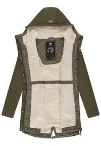 Giacca verde oliva con una fodera in pelliccia beige e tessuto interno decorato. Presenta un cappuccio, bottoni a pressione e un'etichetta all'interno.