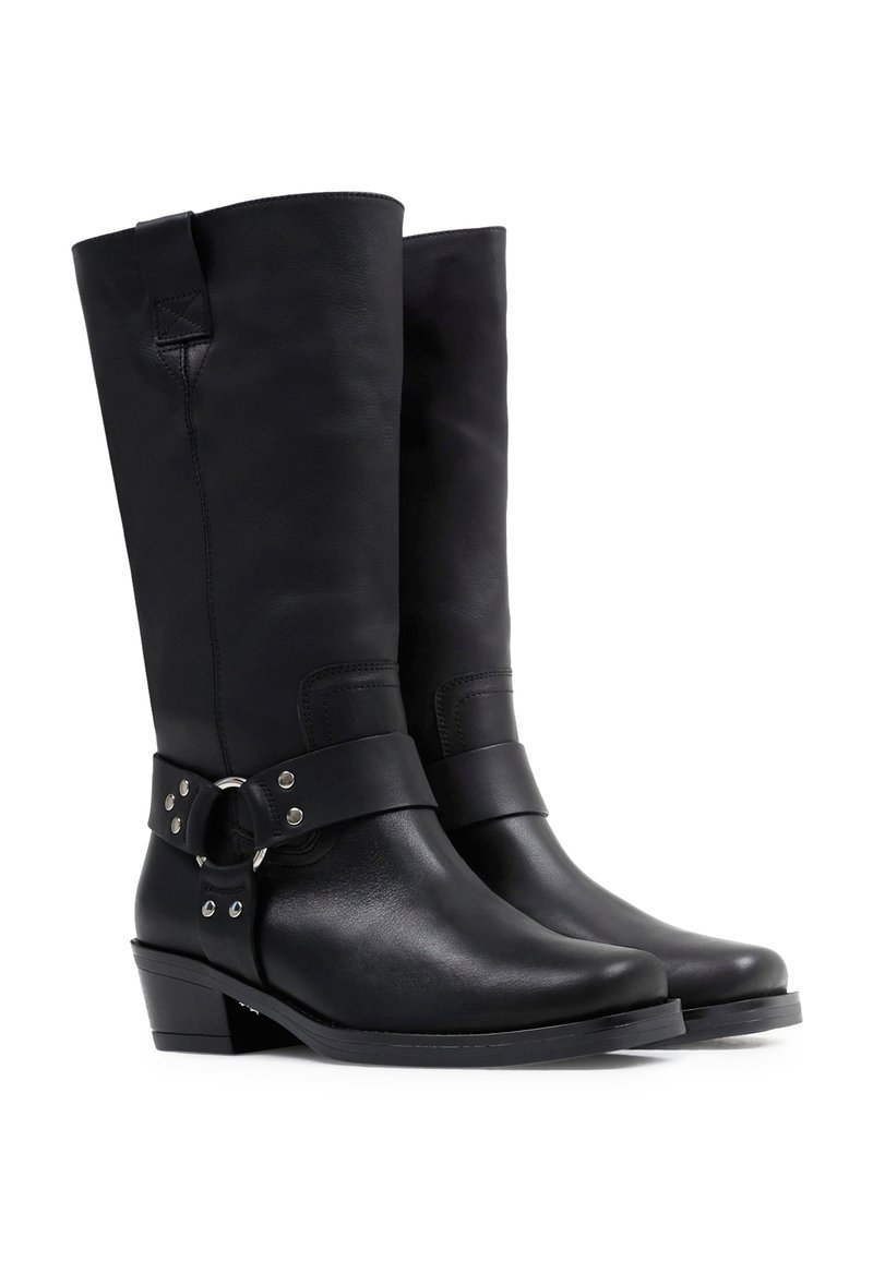 Czarne skórzane kozaki do kolan z okrągłym noskiem, ozdobnym paskiem z srebrnym pierścionkiem oraz niskim, zespolonym obcasem.