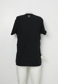 Schwarzes kurzärmeliges Lee T-Shirt auf einer weißen Schaufensterpuppe, von hinten gezeigt mit sichtbarem Markenlabel nahe dem Halsausschnitt.