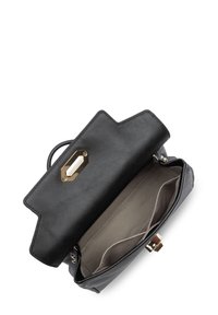 Borsa a mano in pelle nera con una parte superiore strutturata e ondulata, hardware dorato e un interno grigio chiaro. Presenta diversi compartimenti per una migliore organizzazione.