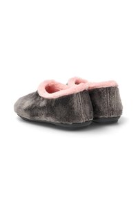 Zapatillas de felpa grises con un suave forro rosa y suela negra, con forma redondeada y sin herrajes ni patrones visibles.