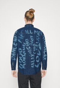 Levi's® RELAXED WESTERN - Shirt - art saves lives