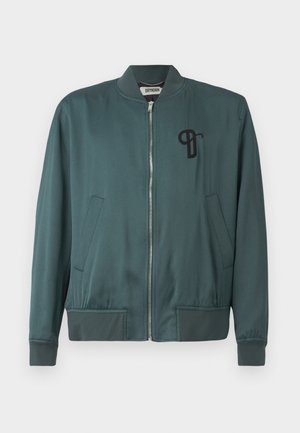 Veste bomber verte avec fermeture éclair à l'avant, poignets et ourlet côtelés, deux poches latérales et un logo brodé noir sur la poitrine gauche.